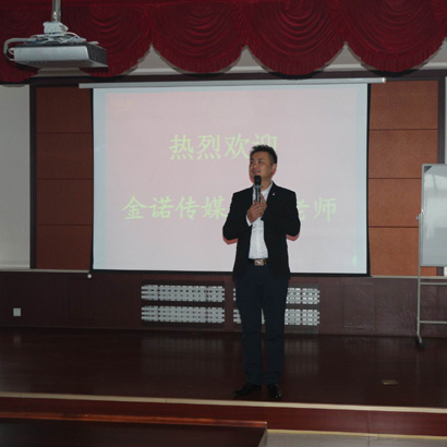 聽國學(xué)講座，習(xí)傳統(tǒng)文化               