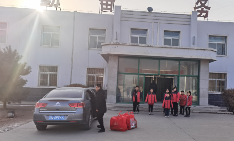 愛心幫扶貧困生，冰河助學暖人心
